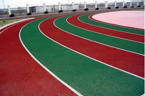 紅配綠的經(jīng)典搭配，PU塑膠跑道地坪與綠茵草地