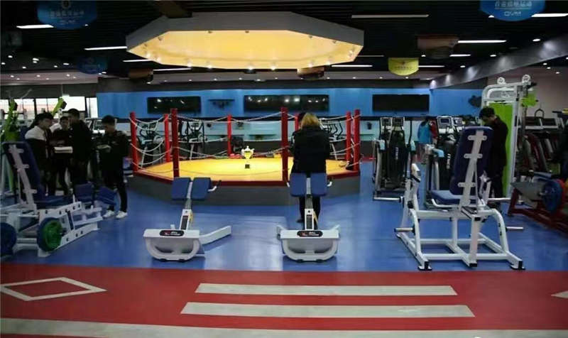 健身房地面用地坪漆施工時，可以選擇氟硅彈性地坪