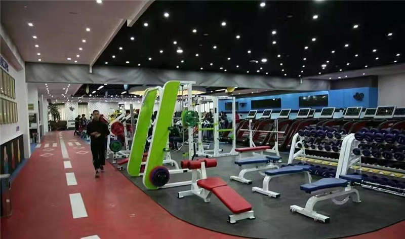 健身房地面用地坪漆施工時，可以選擇氟硅彈性地坪